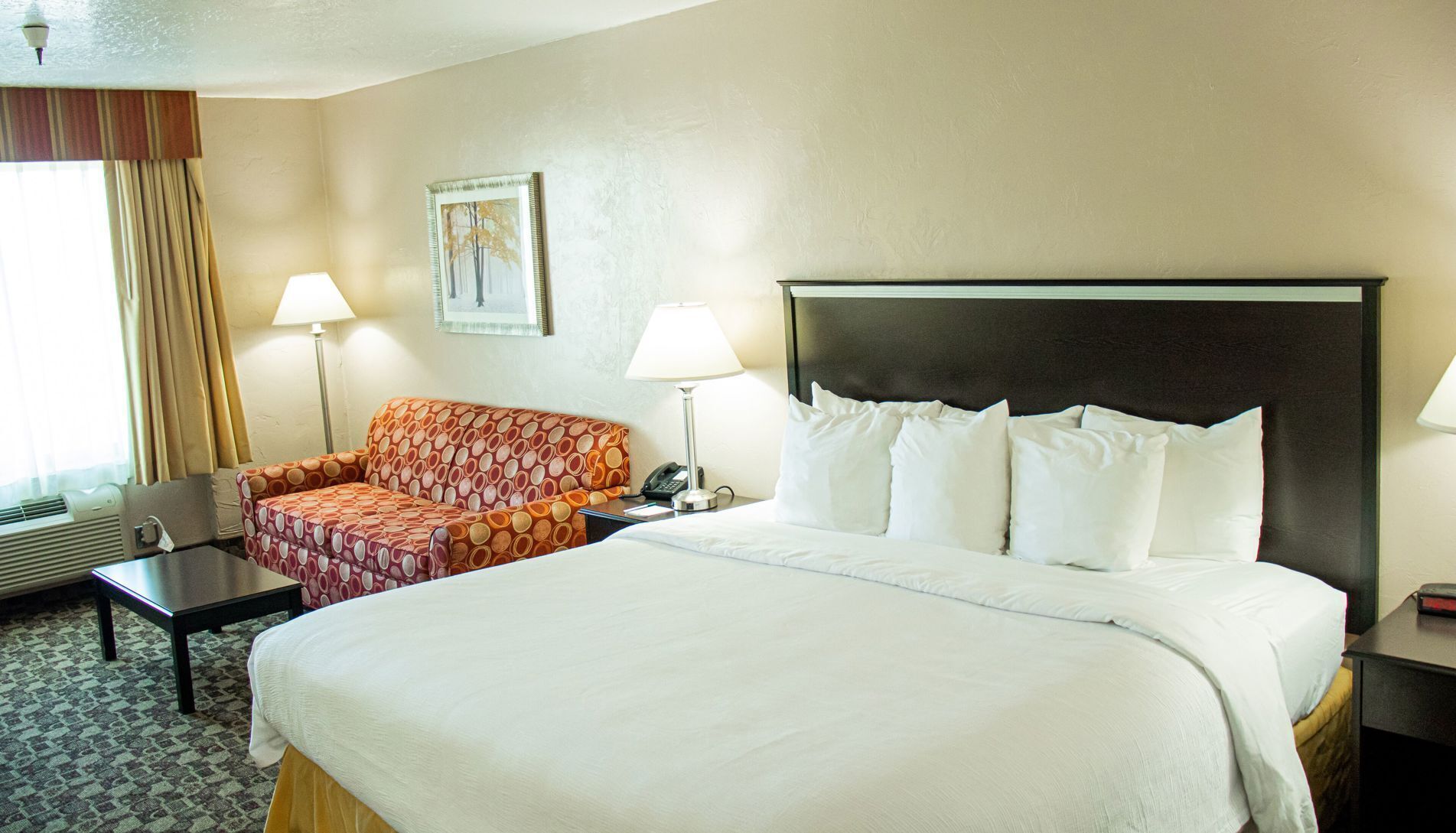 Skrivbord, strykjärn/strykbräda, gratis barnsängar och extrasängar