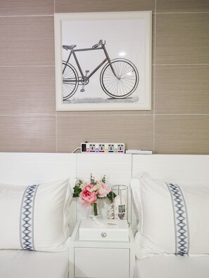 Minibar, in-room safe, free WiFi - Happy Bee Hostel (Kowloon)
