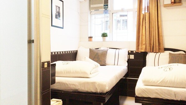 Minibar, in-room safe, free WiFi - Happy Bee Hostel (Kowloon)
