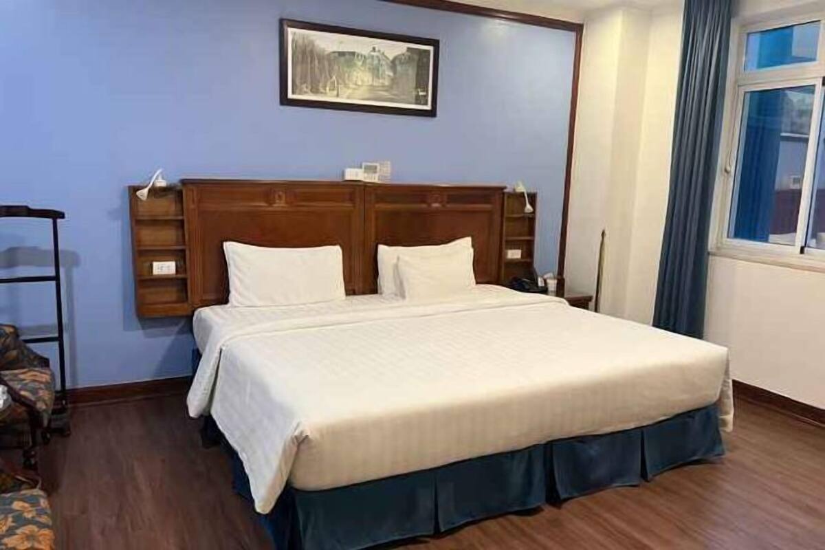 Minibar, caja fuerte, cortinas opacas y tabla de planchar con plancha