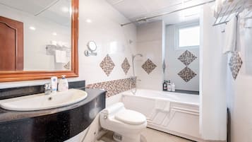 Deluxe twin room (City View) | Phòng tắm | Đồ dùng nhà tắm miễn phí, máy sấy tóc, áo choàng tắm