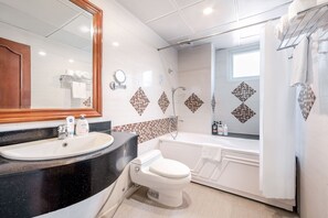 Deluxe twin room (City View) | Baño | Amenidades de baño gratuitas, secadora de cabello, batas, pantuflas 