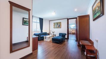 Phòng Executive | Khu phòng khách | TV 32-inch có truyền hình cáp