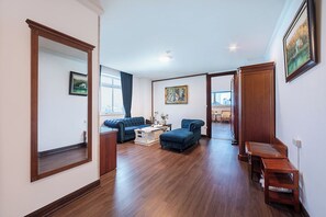 Habitación ejecutiva | Área de sala de estar | Televisión de 32 pulgadas con canales por cable 