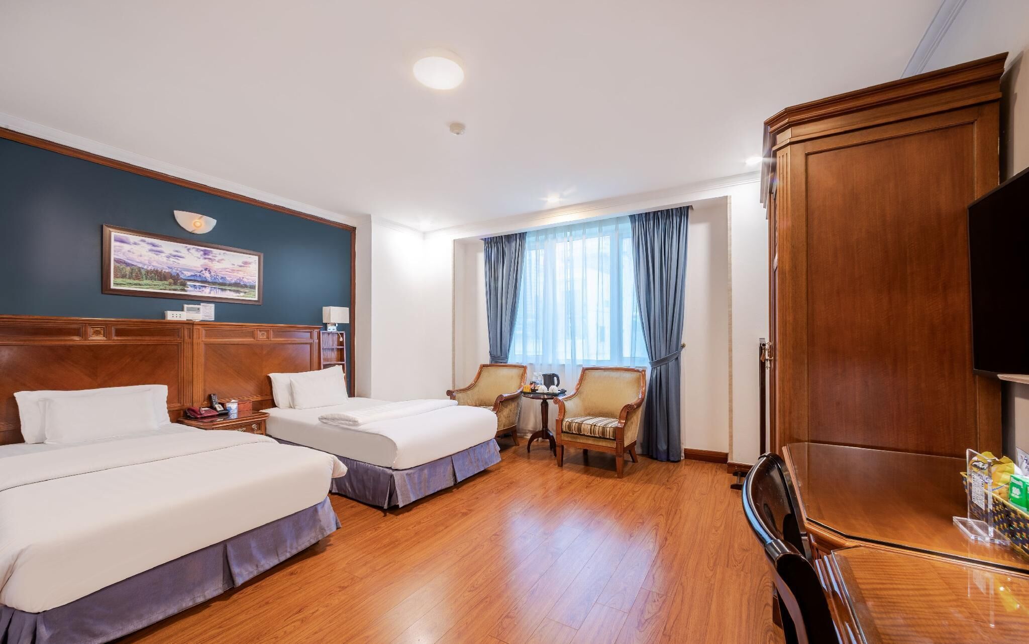 Deluxe Double Room Single Use | Minibar, in-room safe, blackout drapes, iron/ironing board