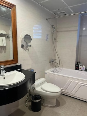 Deluxe Double Room, Park View | Bathroom | Free toiletries, hair dryer, bathrobes, slippers