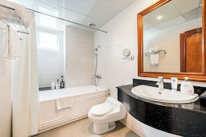 Chambre Deluxe double, vue sur le parc | Salle de bain | Douche, articles de toilette (gratuits), séchoir à cheveux, peignoirs