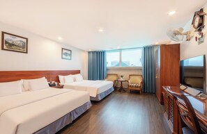 Executive Room | Minibar, in-room safe, blackout drapes, iron/ironing board