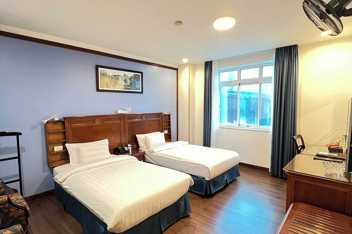 Deluxe twin room (City View) | Minibar, in-room safe, blackout drapes, iron/ironing board