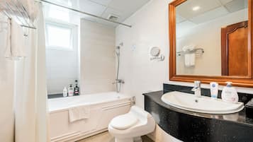 Deluxe room (City View) | Bathroom | Free toiletries, hair dryer, bathrobes, slippers