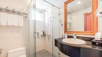 Phòng Executive | Phòng tắm | Đồ dùng nhà tắm miễn phí, máy sấy tóc, áo choàng tắm