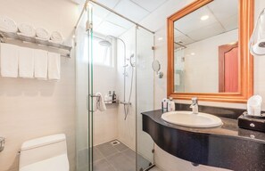 Habitación ejecutiva | Baño | Artículos de higiene personal gratuitos, secador de pelo y albornoces
