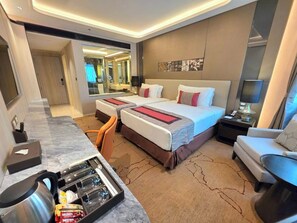 Quarto duplo luxo | Roupas de cama premium, frigobar, cofres nos quartos, Wi-Fi de cortesia