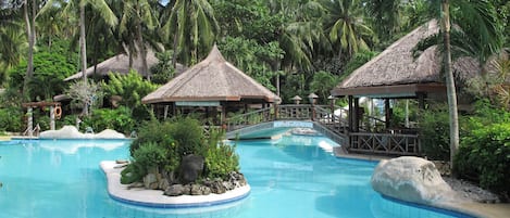 2 piscines extérieures, parasols de plage, chaises longues