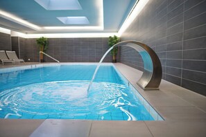 Piscine couverte, accès possible de 08 h 00 à 20 h 00, chaises longues