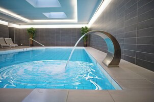 Una piscina cubierta (de 08:00 a 20:00), tumbonas