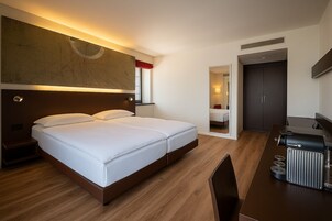 Habitación panorámica doble | Ropa de cama hipoalergénica, edredones de plumas, minibar y caja fuerte