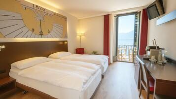 Kahden hengen classic-huone, järvinäköala | Allergiatestatut vuodevaatteet, untuvapeitot, minibaari