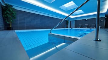 Sisäuima-allas avoinna 8.00–20.00, aurinkotuoleja