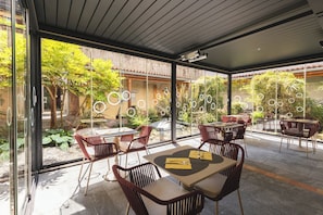 Daily buffet breakfast (CHF 25 per person)