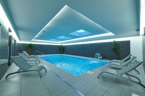 Innendørsbasseng og solsenger