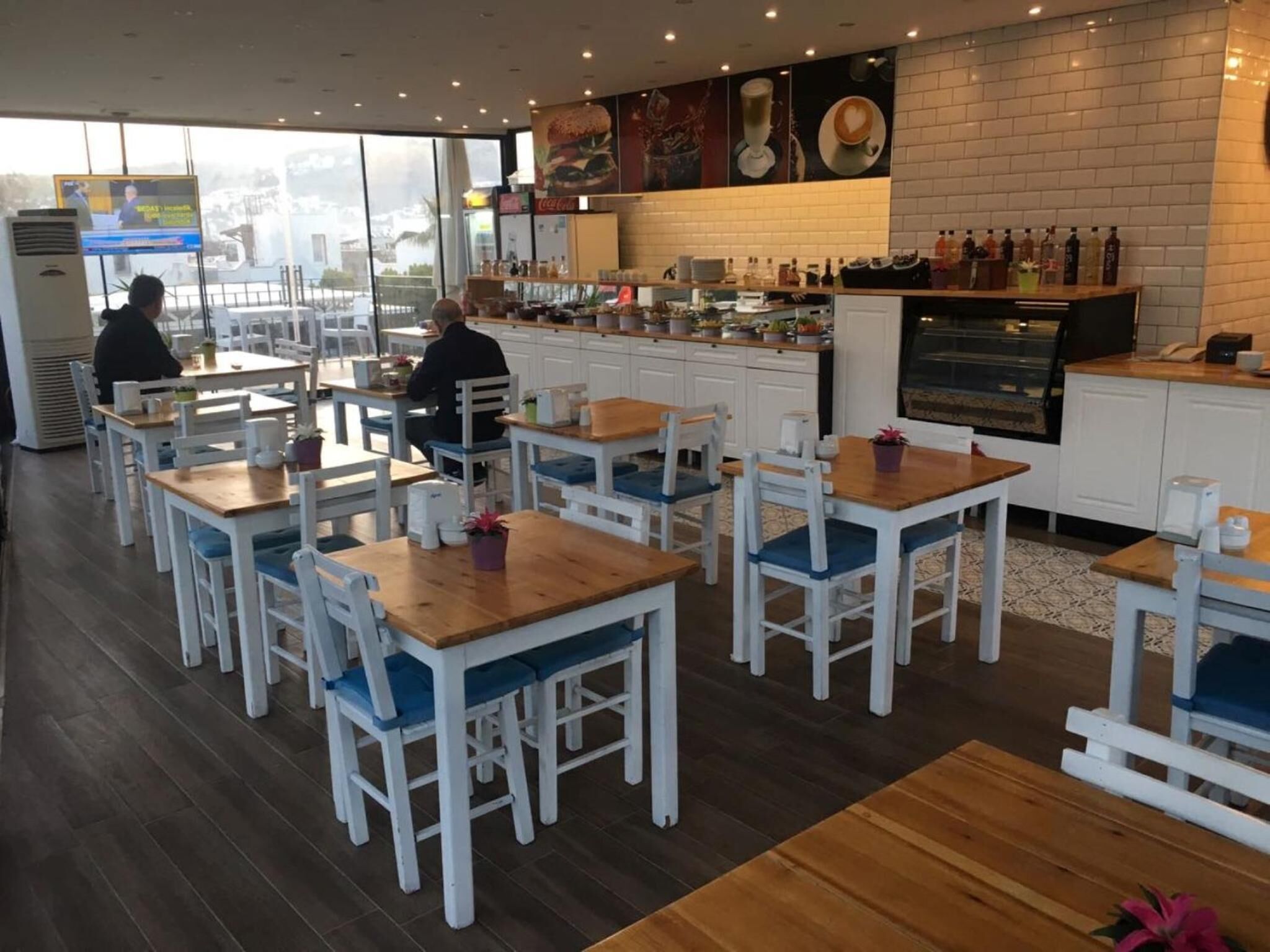 breakfast, lunch and dinner served