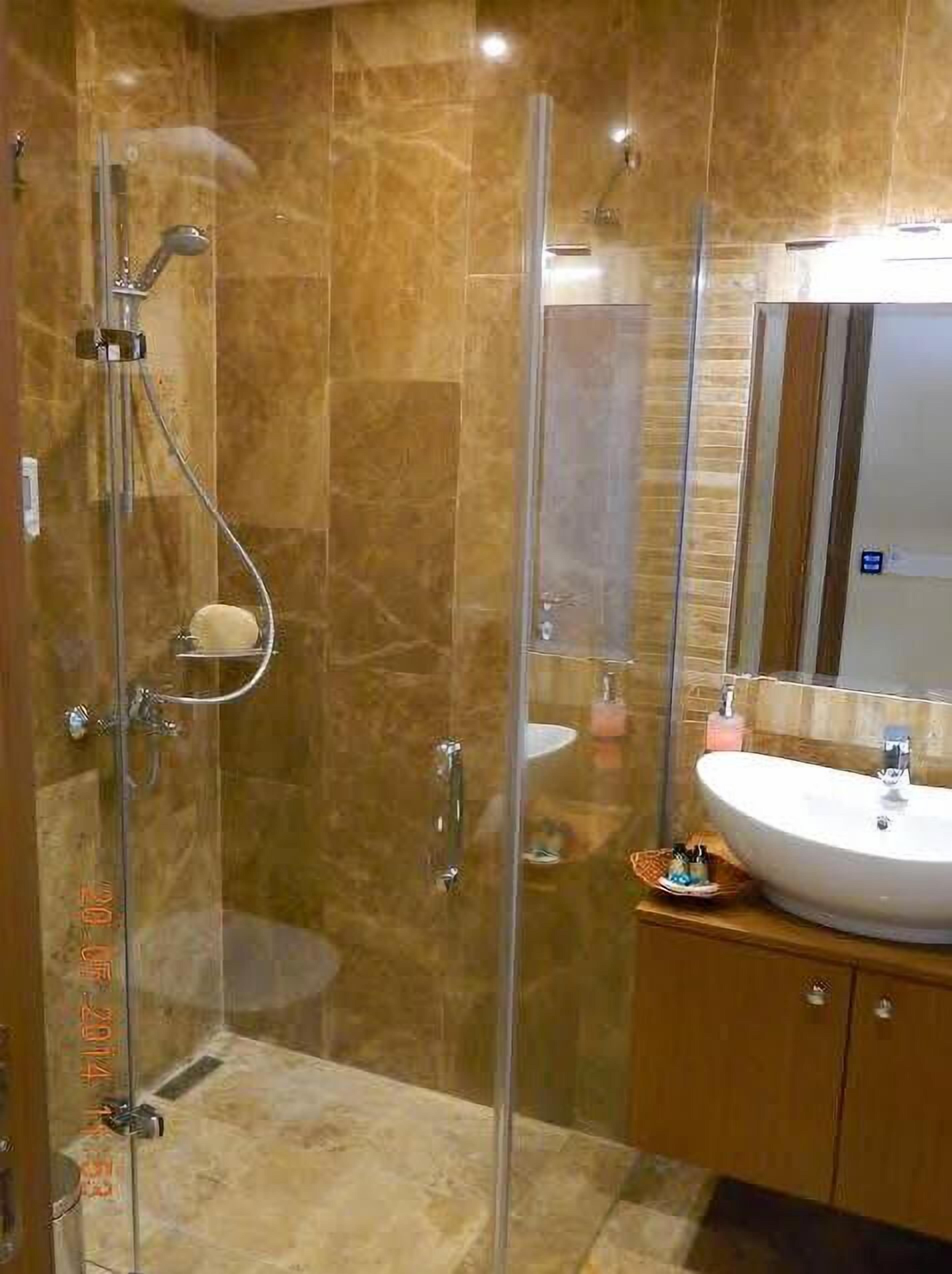 standard double room | bathroom | shower, free toiletries, hair dryer, slippers