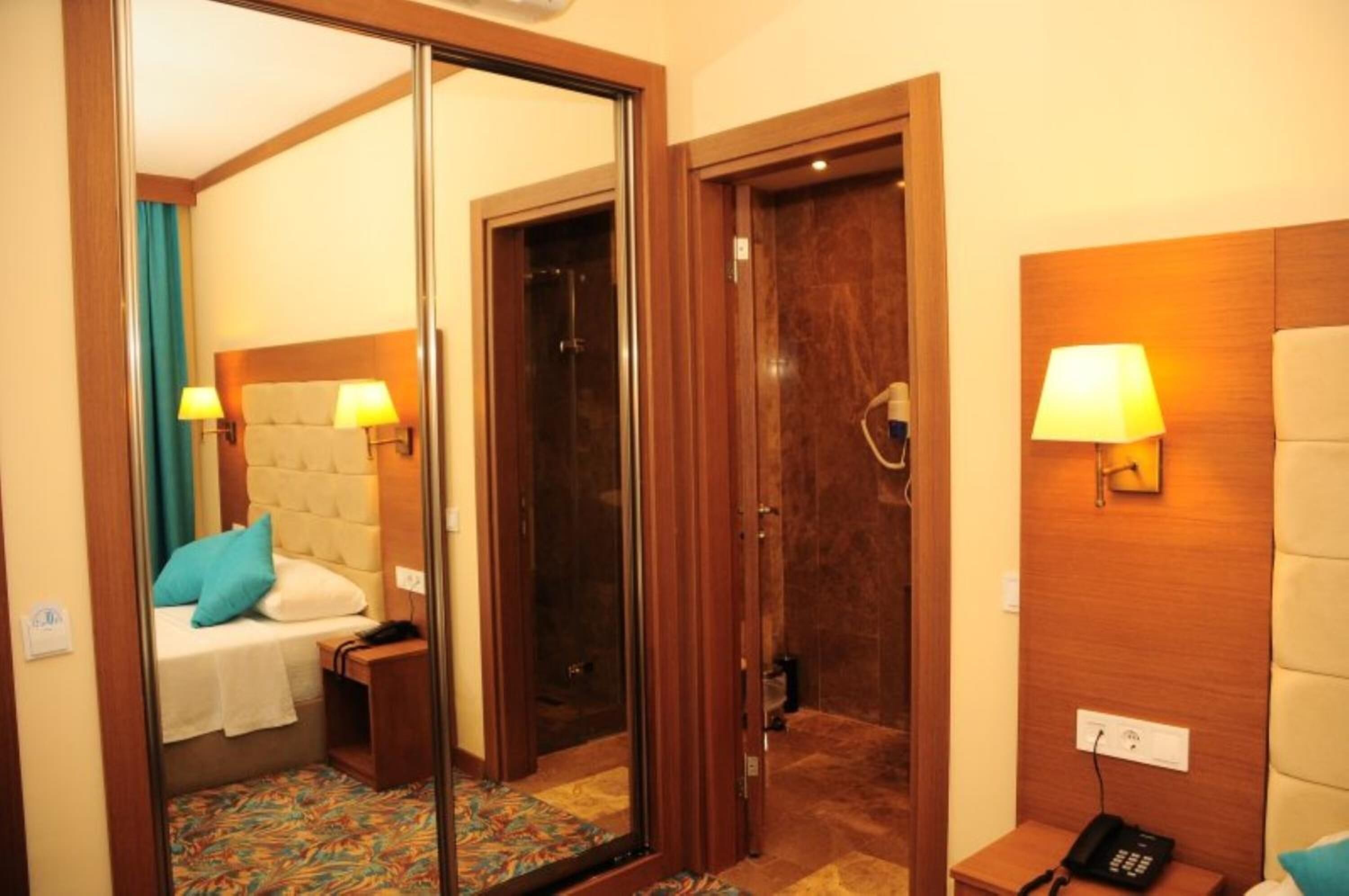 minibar, in-room safe, free wifi, bed sheets