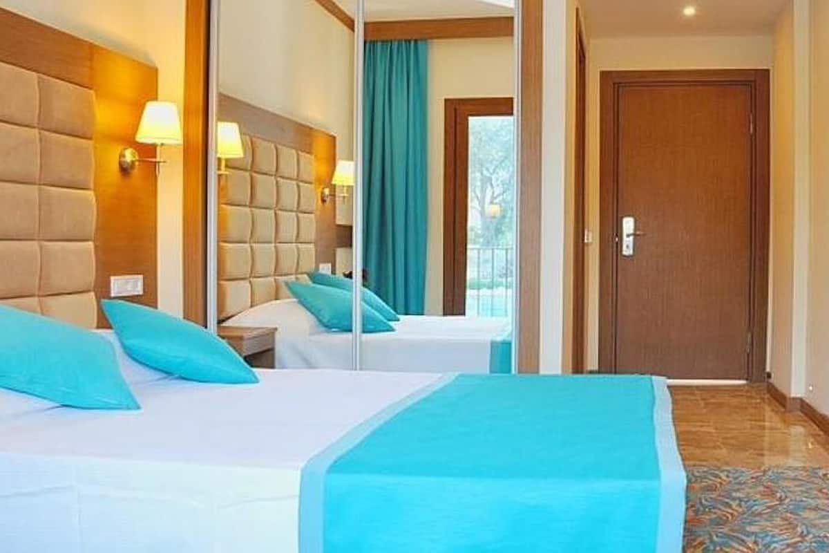standard double room, pool access | minibar, in-room safe, free wifi, bed sheets