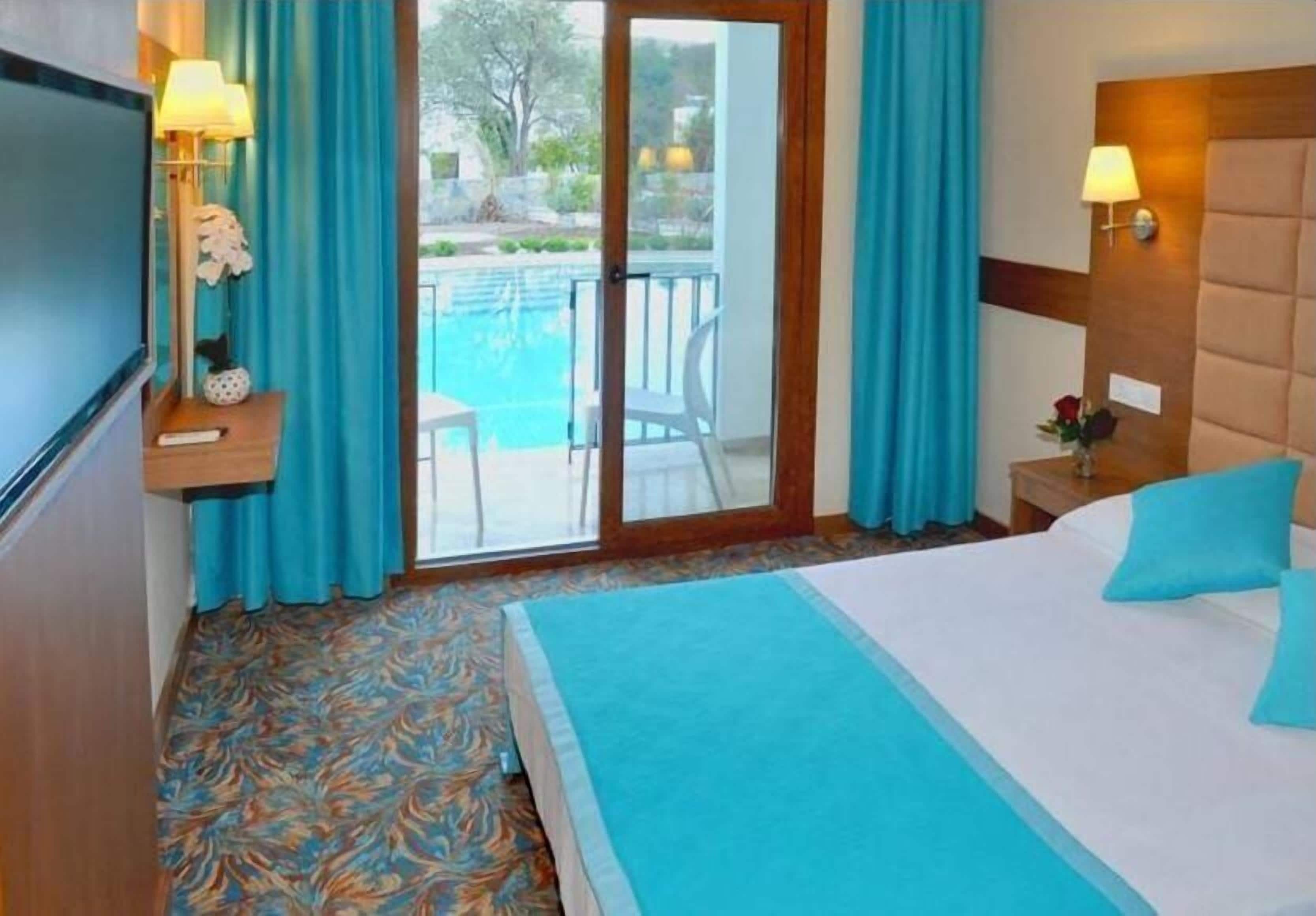 standard double room, pool access | minibar, in-room safe, free wifi, bed sheets