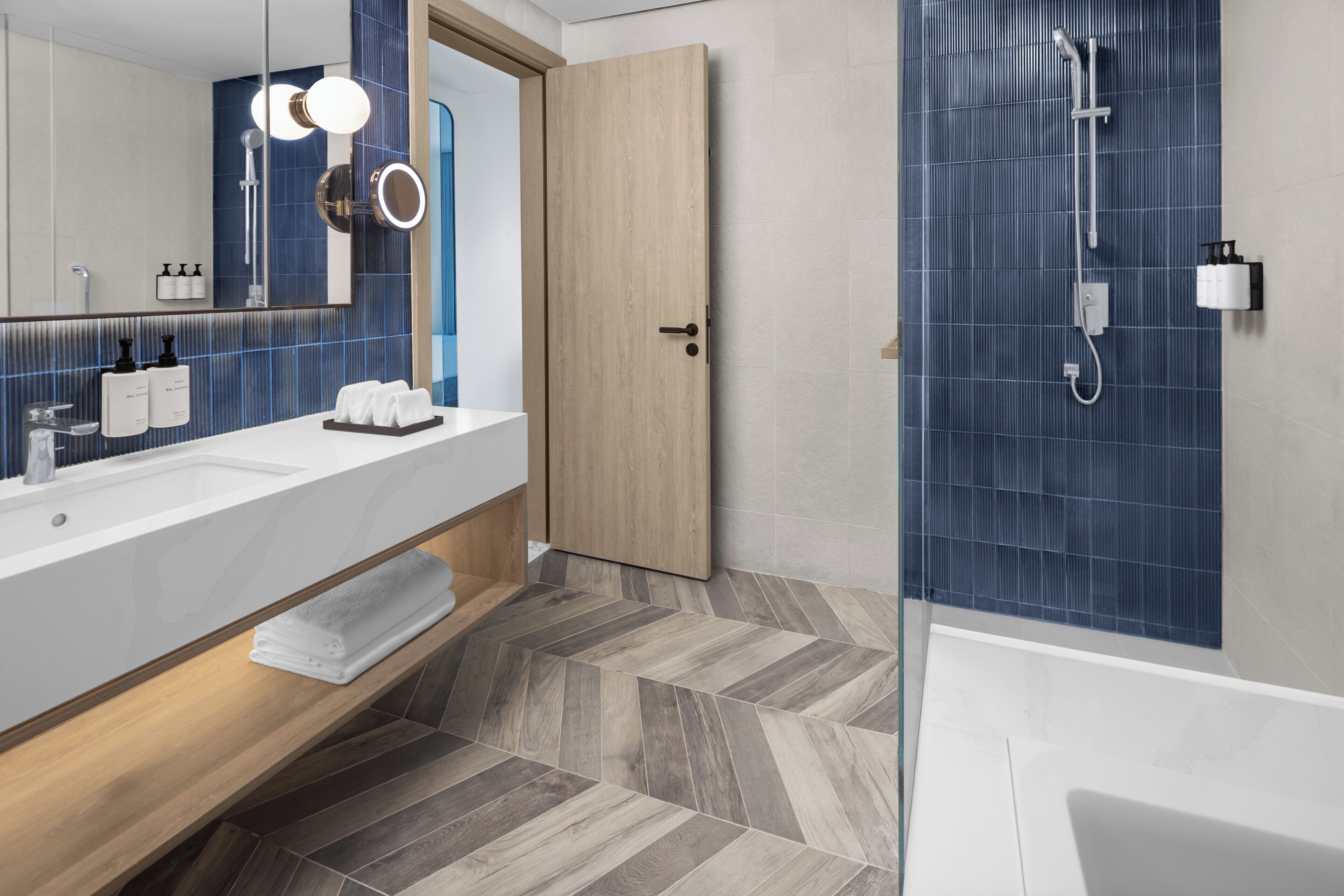 Suite, 3 habitaciones, balcón, vista a la marina (Residence) | Ropa de cama de alta calidad y minibar 