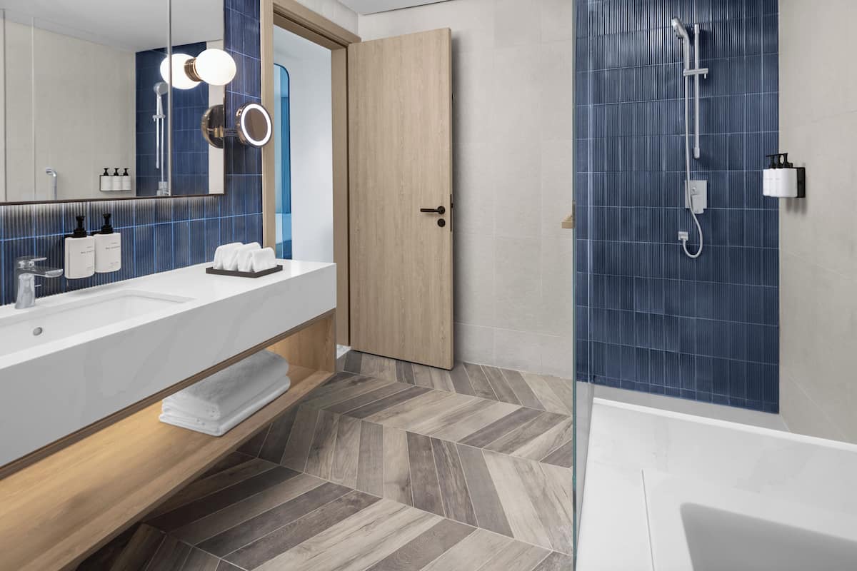 Suite, 3 habitaciones, balcón, vista a la marina (Residence) | Ropa de cama de alta calidad y minibar