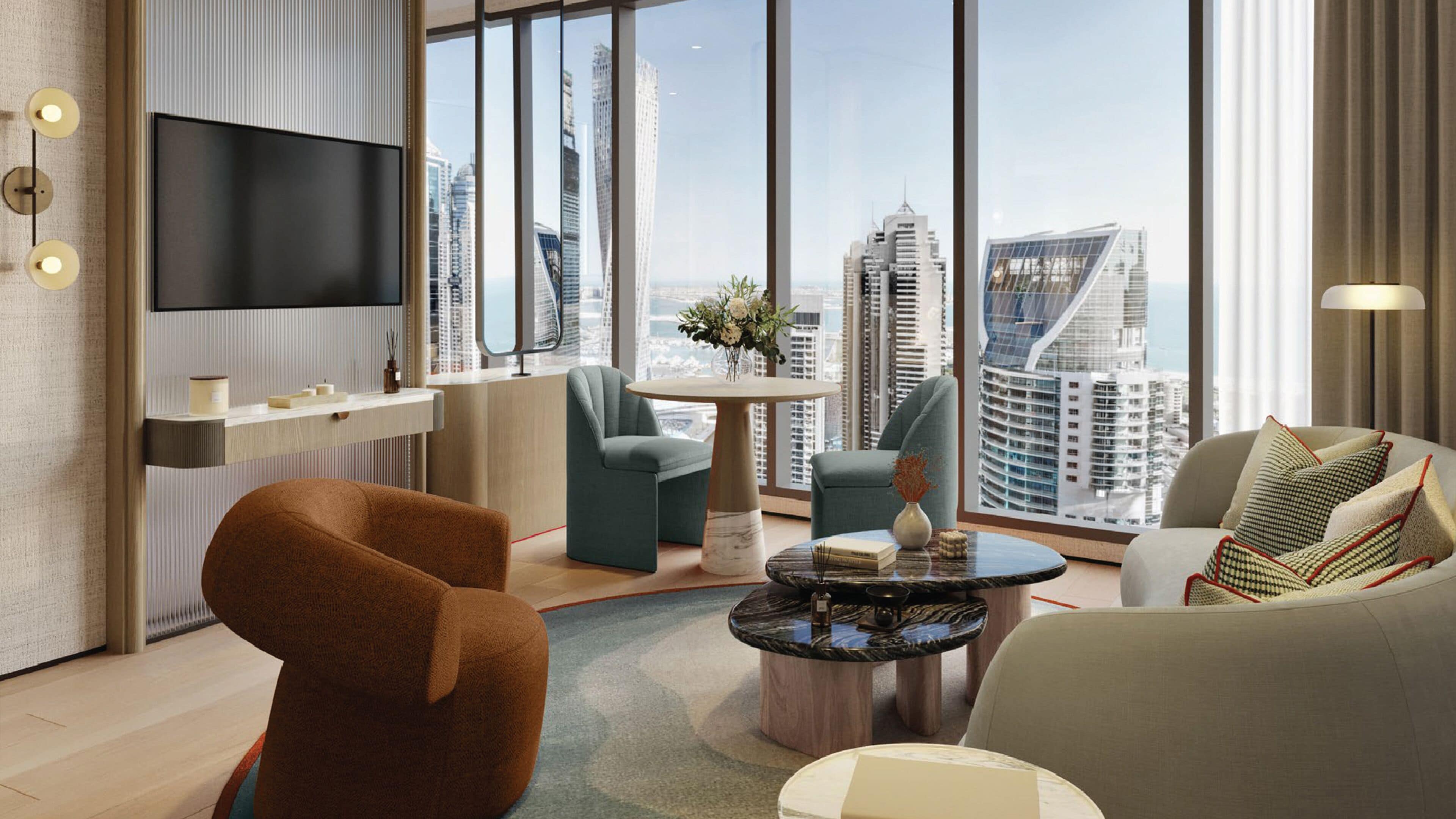 Uma sala de estar moderna com uma televisão grande, assentos confortáveis, uma mesa de centro redonda e vista para arranha-céus da cidade.