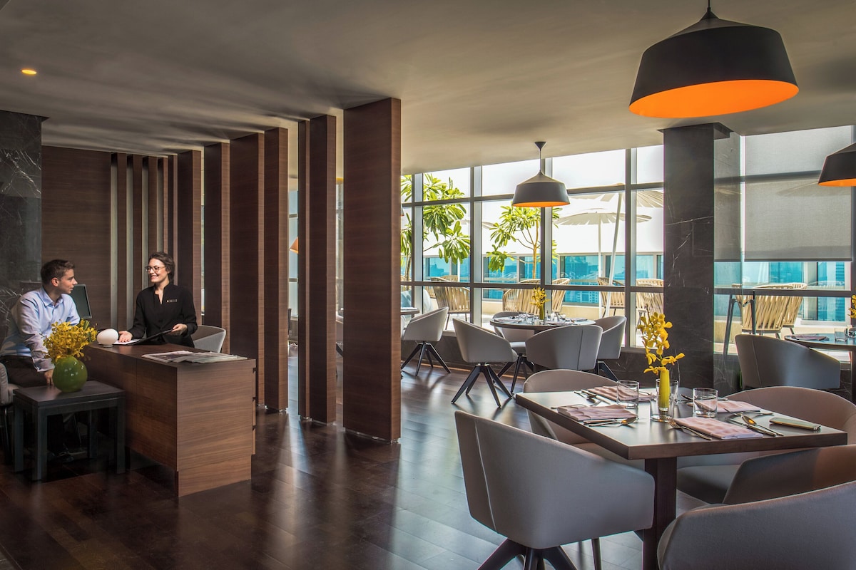 Classic Room, 1 King Bed, Club lounge access | Premium bedding, minibar, in-room safe, desk