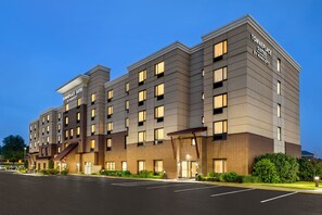 Un hôtel à plusieurs étages au design moderne, avec une enseigne bien visible indiquant « TownePlace Suites by Marriott ».