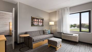 Suite, 1 slaapkamer | Woonkamer | Een 32-inch flatscreentelevisie met kabelzenders en televisie