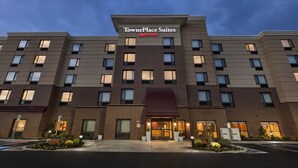 TownePlace Suites Marriott, un hôtel dont la façade est en briques, doté de nombreuses fenêtres et d’une entrée centrale.