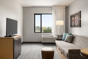 Suite, 2 habitaciones | Espacio para trabajar con laptop y cortinas blackout