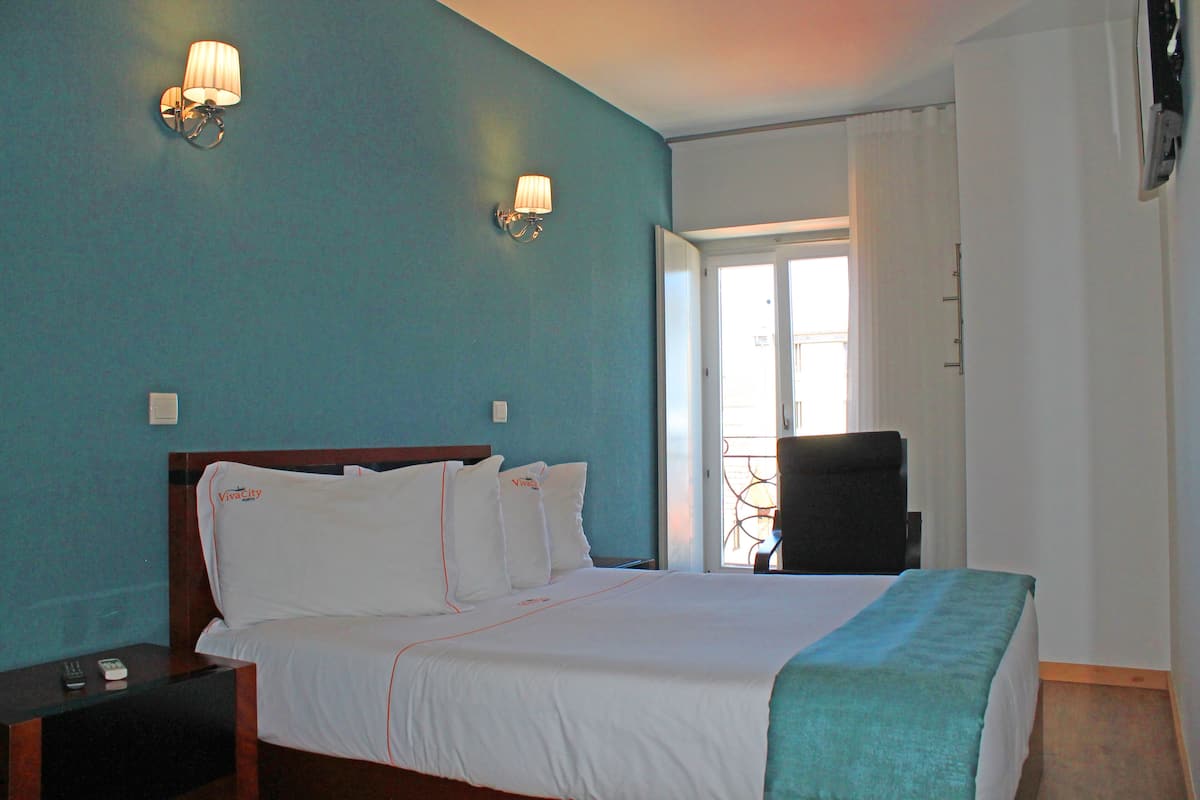 Une chambre d’hôtel avec un lit, une table de chevet et une chaise.