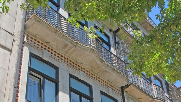 A building with a storefront labeled "VivaCity Porto" and a visible outdoor seating area with a table and chairs. - VivaCity Porto (Porto)