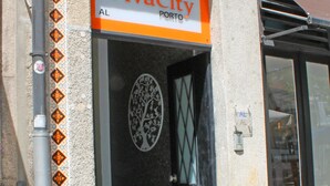 A storefront with a sign reading "Vivacity AL PORTO." - VivaCity Porto (Porto)