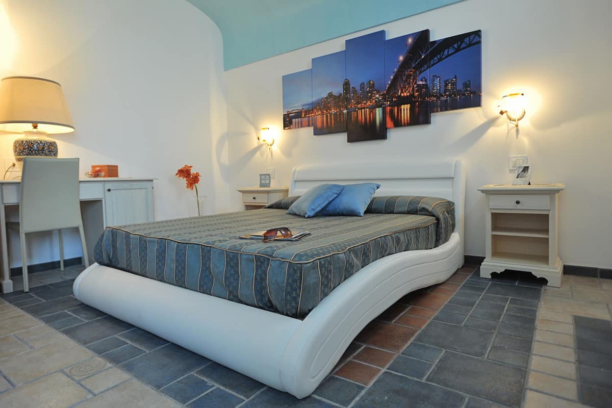 Tweepersoonskamer (street view) | Italiaanse Frette-lakens, luxe beddengoed, een minibar