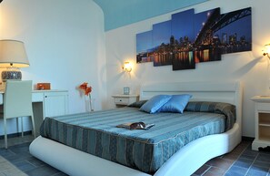 Tweepersoonskamer (street view) | Italiaanse Frette-lakens, luxe beddengoed, een minibar