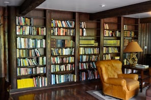 Interior - Guerneville Lodge (Guerneville)