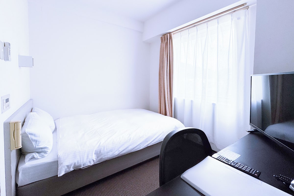 Down duvets, in-room safe, desk, laptop workspace