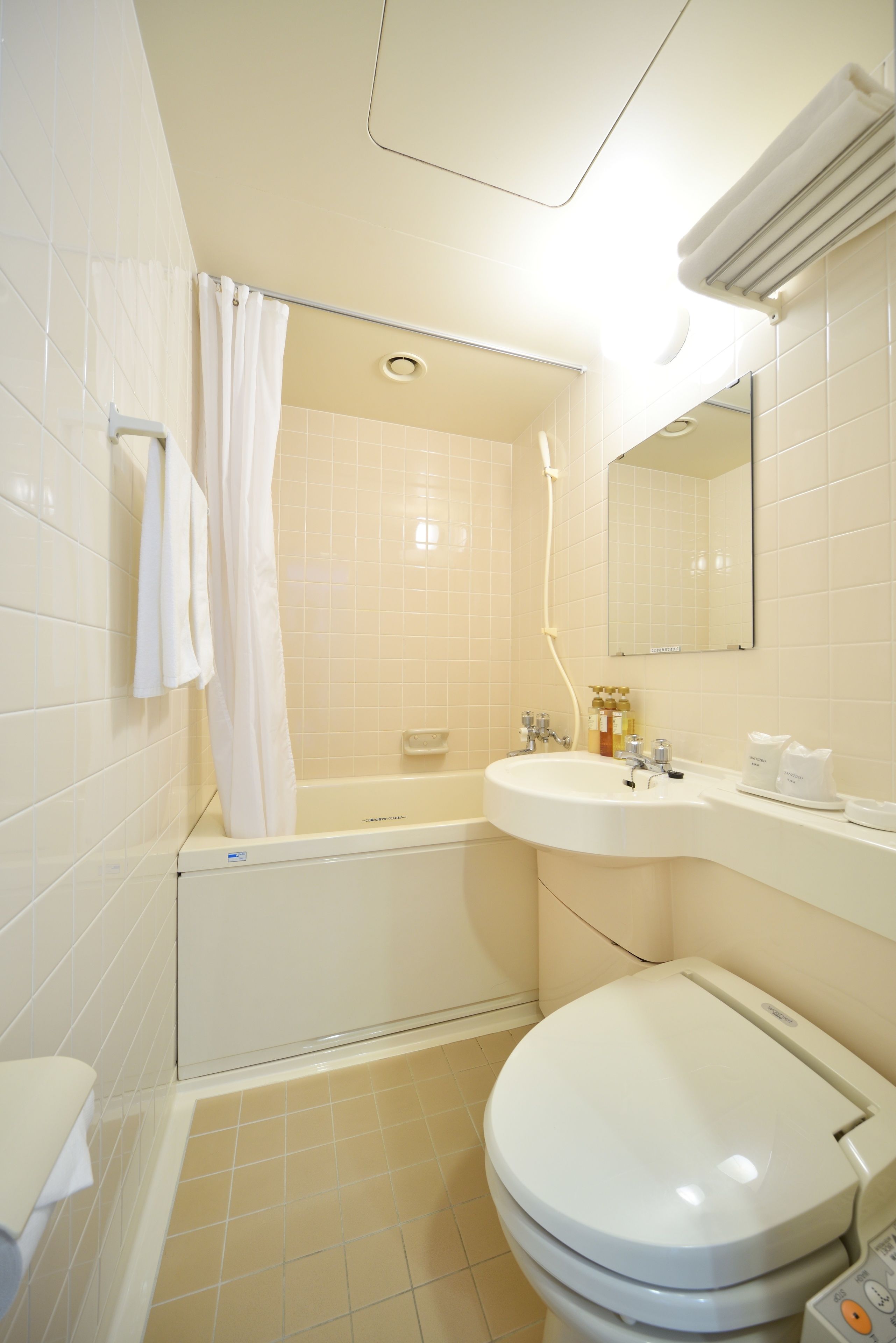 combined shower/bathtub, free toiletries, hair dryer, slippers