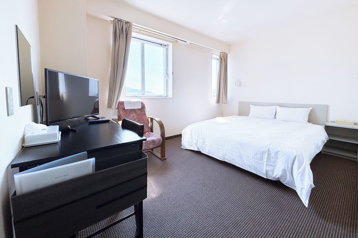 Down duvets, in-room safe, desk, laptop workspace