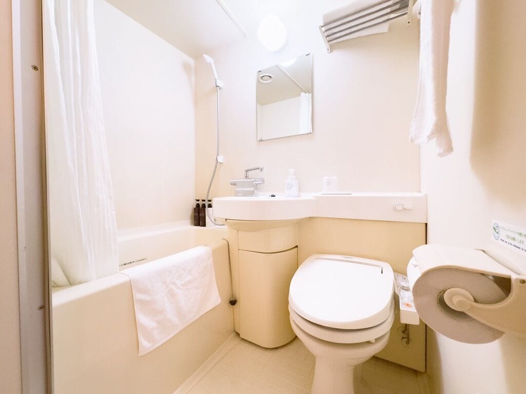 Combined shower/bathtub, free toiletries, hair dryer, slippers