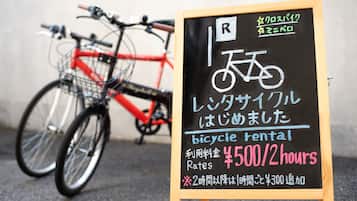 Skilt der reklamerer for cykeludlejning, pris 500 yen for 2 timer.