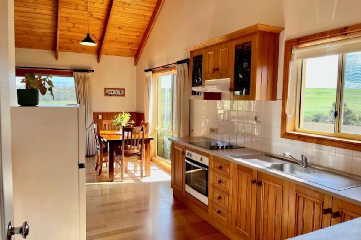 Private kitchen | Microwave, toaster, cookware/dishes/utensils, cleaning supplies